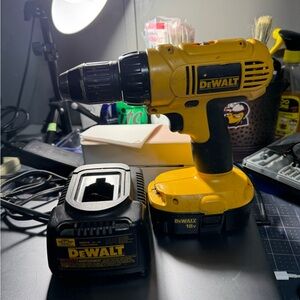 DeWalt 18V Cordless Drill with Charger - Yellow